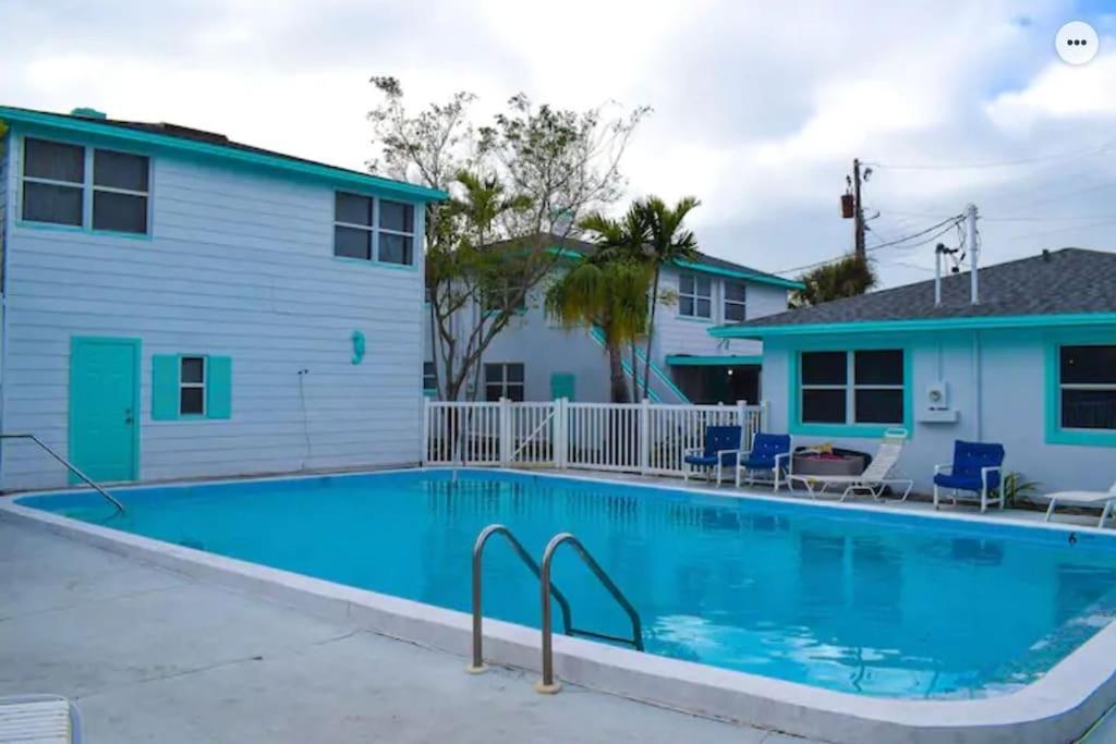 Renovate Large Studio 21-Directly Across Beach St. Pete Beach Exterior photo